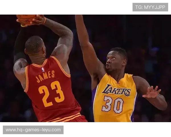 朱利叶斯·兰德尔篮下强攻效率提升显著，助尼克斯拉开内线差距