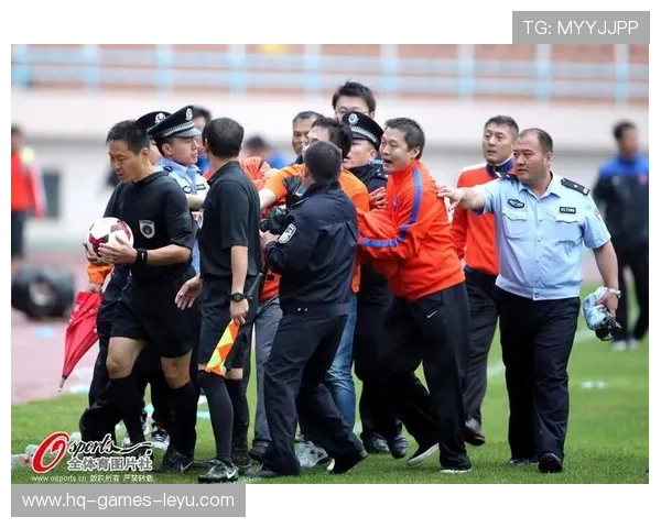 半场哨响时足球比赛规则及裁判判罚要点解析