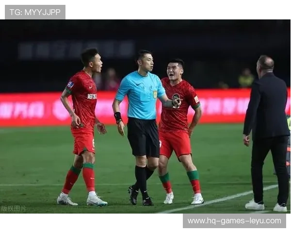 拉人犯规则判真相：裁判何时该吹罚，何时放行？