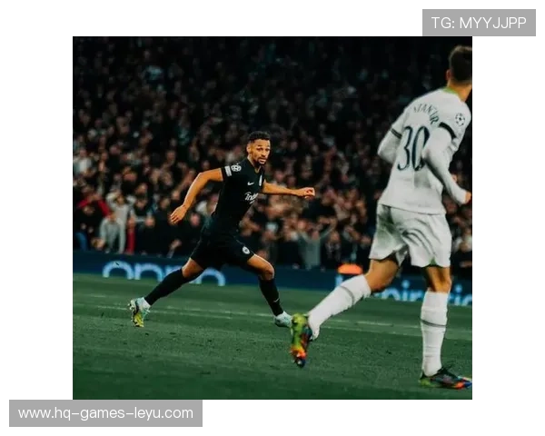 希尔无球跑动牵制防线，提升球队进攻空间