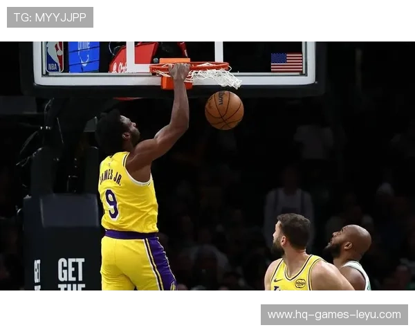 戴维斯高效挡拆制造错位，提升湖人内线防守稳定性